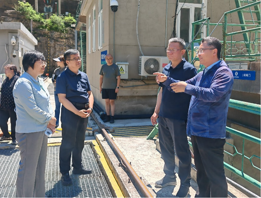 门头沟区委副书记、、
、区长吕鸣调研查抄珠窝水库防汛备汛工作 门头沟区委副书记、、
、区长吕鸣调研查抄珠窝水库防汛备汛工作